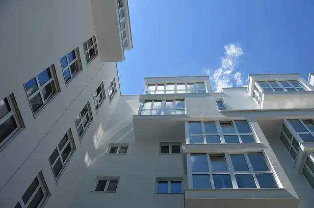 Kto zdejmuje izolacje? Poznaj kluczowe zasady i decyzje lekarzy