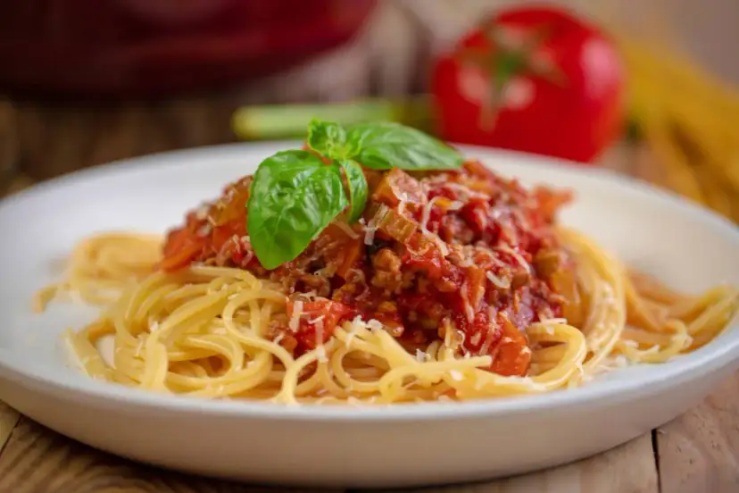 Spaghetti Bolognese? Odkryj prawdziwe Ragù: Sekret Bolonii!
