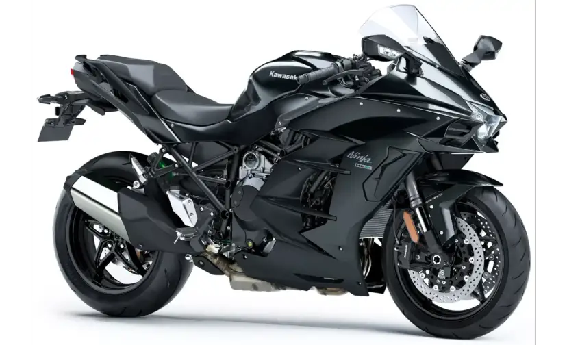 Czarny motocykl Kawasaki H2 Ninja, z widocznym napisem "Supercharger" na silniku. Potężna maszyna gotowa do podboju dróg.