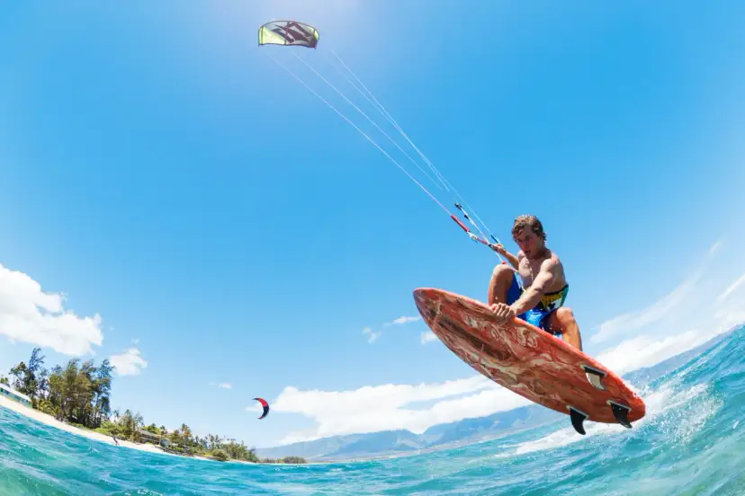 Jaki latawiec do kitesurfingu? Wybierz mądrze i pływaj bezpiecznie