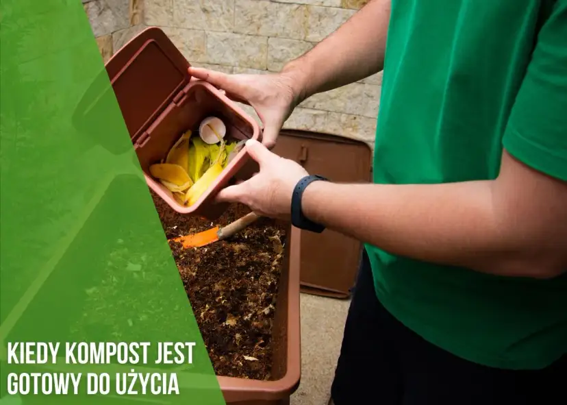 Mężczyzna dodaje resztki organiczne do kompostownika, tworząc cenną ziemię kompostową.