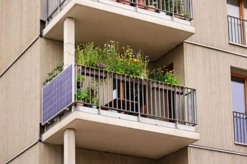Kwiaty na balkonie z panelem słonecznym. Czy balkon jest częścią wspólną?
