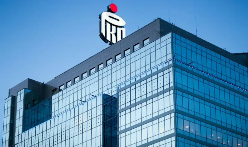 Nowoczesny budynek PKO BP z charakterystycznym logo. Myśląc o wakacjach kredytowych, warto pamiętać o tej instytucji.