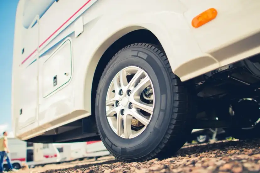 Pneus camping-car : le guide essentiel pour choisir et entretenir