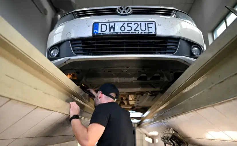 Mechanik sprawdza podwozie auta. Od 2026 r. warsztaty będą musiały raportować każdy wyciek płynów do bazy ochrony środowiska.