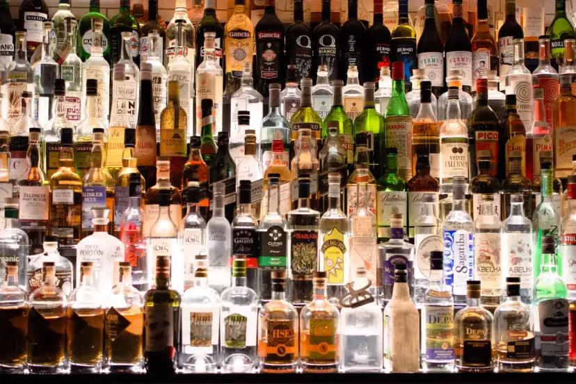 Wiele butelek alkoholu na półce. Czy istnieje alkohol bez kalorii?
