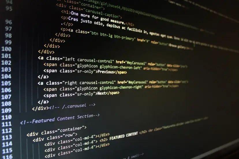 Fragment kodu HTML wyświetlający strukturę strony internetowej na ciemnym tle.