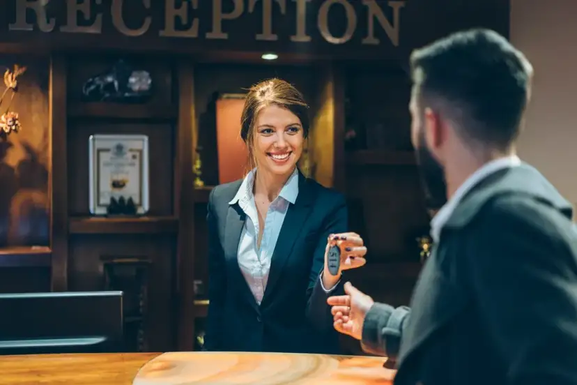 Czy wychodząc z hotelu zostawia się klucz? Zasady, które warto znać