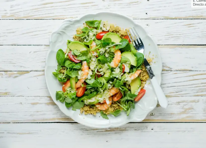 Ensalada fresca con quinoa, gambas, aguacate y tomates. Una deliciosa receta con quinoa, perfecta para una comida ligera y nutritiva.