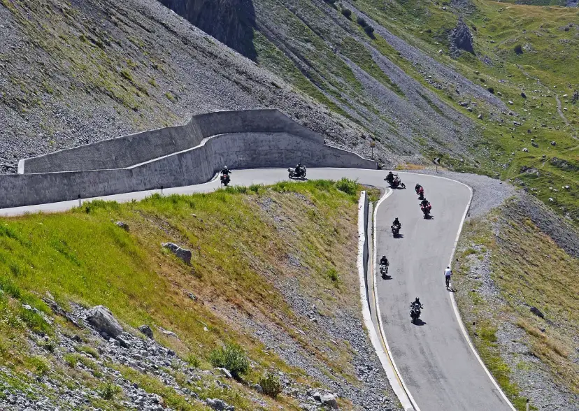 Nudne Łódzkie? Odkryj najlepsze trasy motocyklowe i zakręty!