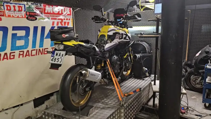Żółto-czarne konie mechaniczne na hamowni, gotowe do testów.