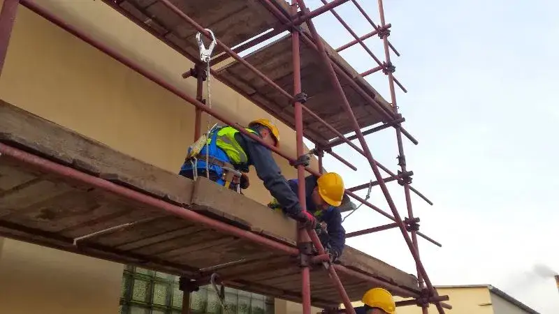 Ile zarabia monter rusztowań w 2026? Zarobki brutto i netto