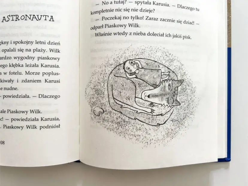 Ilustracja z książki: dziewczynka Karusia śpi wtulona w Piaskowego Wilka.