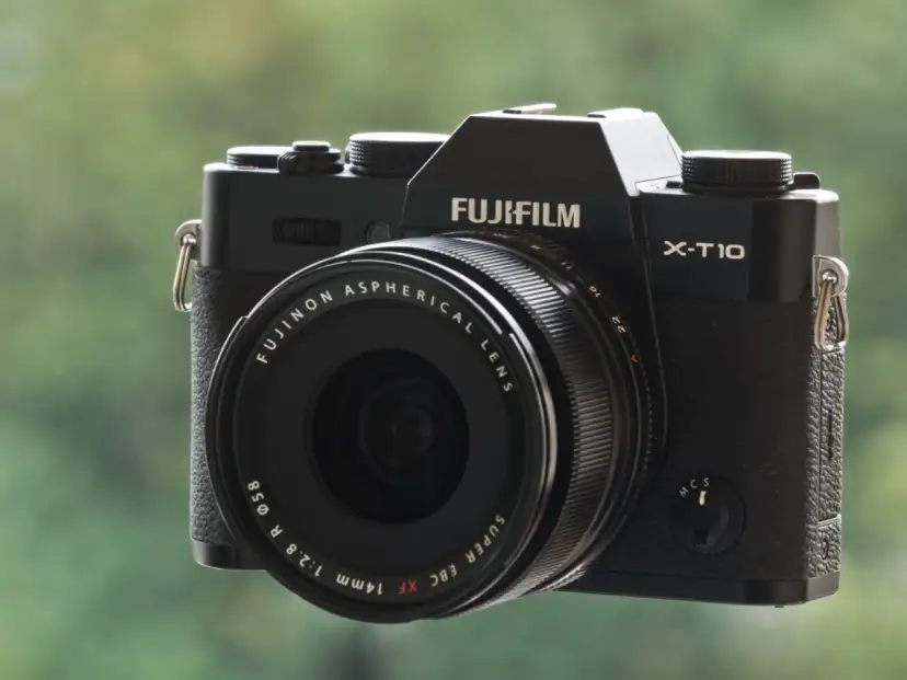Czarny aparat Fujifilm X-T10 z obiektywem. Funkcja focus peaking pomaga ustawić ostrość.
