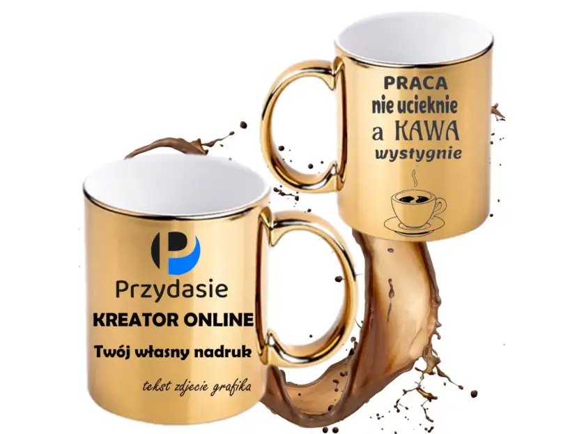Dwa złote kubki z nadrukami, jeden z napisem "Praca nie ucieknie, a kawa wystygnie", drugi z logo i tekstem.