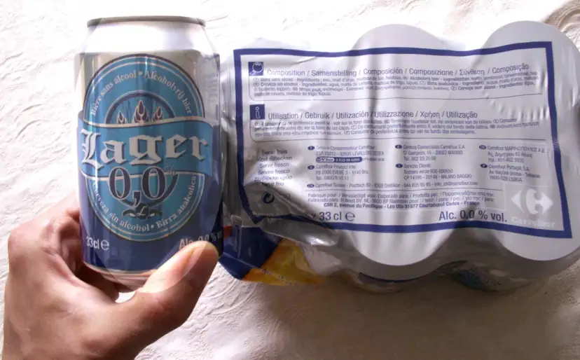 Puszka piwa "Lager 0,0" z napisem "Biere sans alcool", co oznacza, że nie zawiera alkoholu.