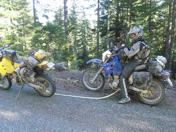 Holowanie motocykla: jak robić to bezpiecznie i zgodnie z prawem?