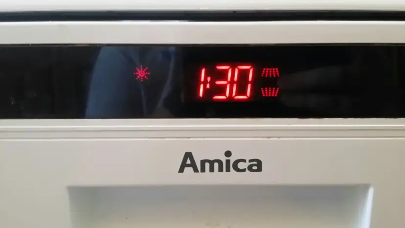 Zmywarka Amica. Na wyświetlaczu świeci symbol gwiazdki i czas 1:30.