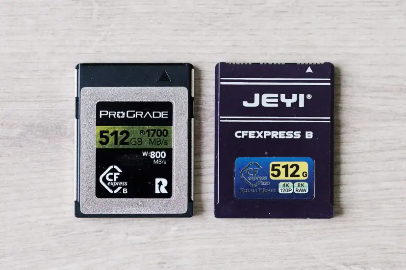 Dwie karty pamięci CFexpress: ProGrade 512 GB i Jeyi 512 GB, gotowe do zapisywania materiałów 4K/8K RAW.