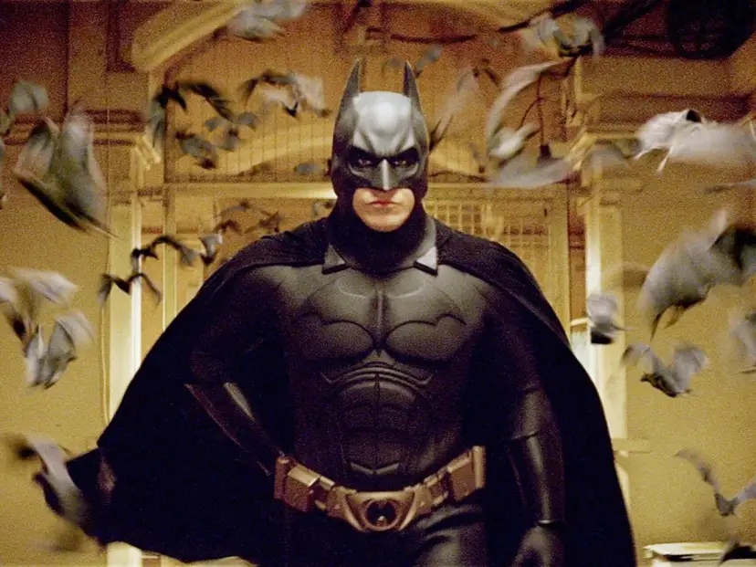 Christian Bale jako Batman, otoczony przez stado nietoperzy. To on wcielił się w mrocznego rycerza w filmie "Mroczny Rycerz".
