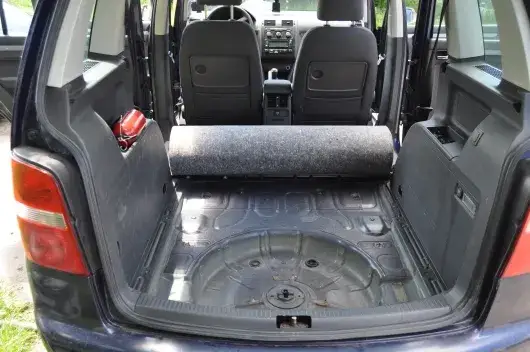 Gdzie koło zapasowe w VW Touran 7 os.? Zestaw naprawczy i alternatywy