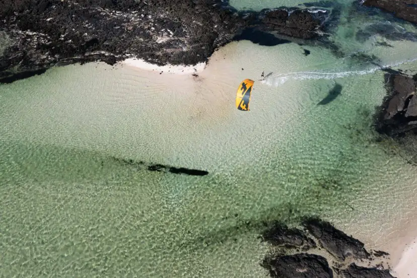 Jak nauczyć się kitesurfingu? Kompletny poradnik dla początkujących