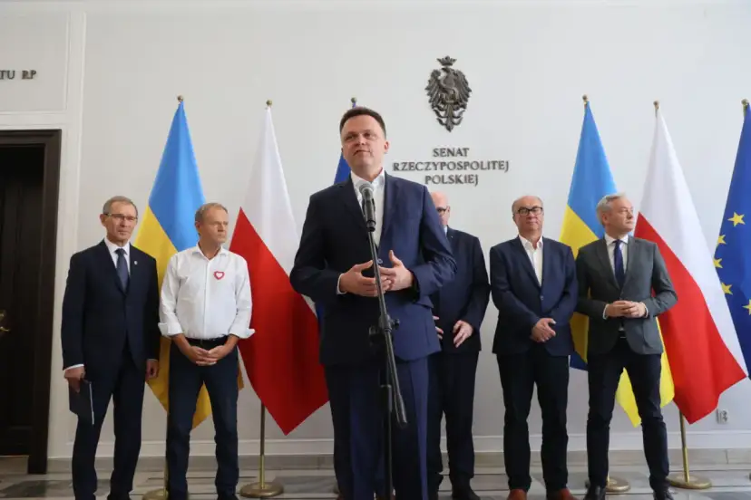 Pakt senacki Koalicji Obywatelskiej, jak wpłynął na układ sił? Politycy na tle flag Polski i Ukrainy.