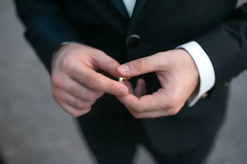 Obrączka w Polsce: Prawa czy lewa dłoń? Rozwiej wątpliwości!
