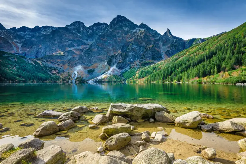 Morskie Oko, jedno z najpiękniejszych miejsc w Polsce na weekend, zachwyca krystalicznie czystą wodą i majestatycznymi Tatrami.