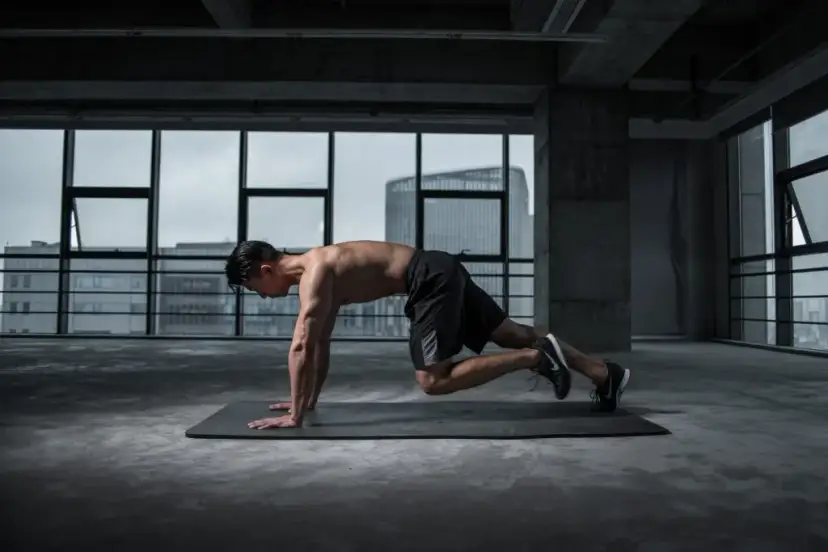 Jak ćwiczyć CrossFit w domu? Zacznij bez sprzętu i kontuzji!