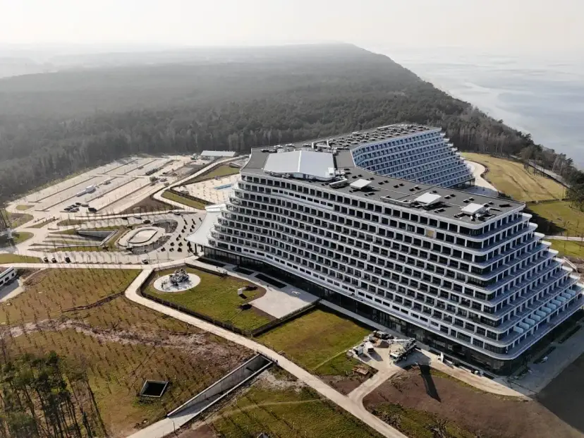 Nowy hotel Gołębiewski w Pobierowie, kiedy otwarcie? Nowoczesna bryła hotelu z widokiem na morze i las.