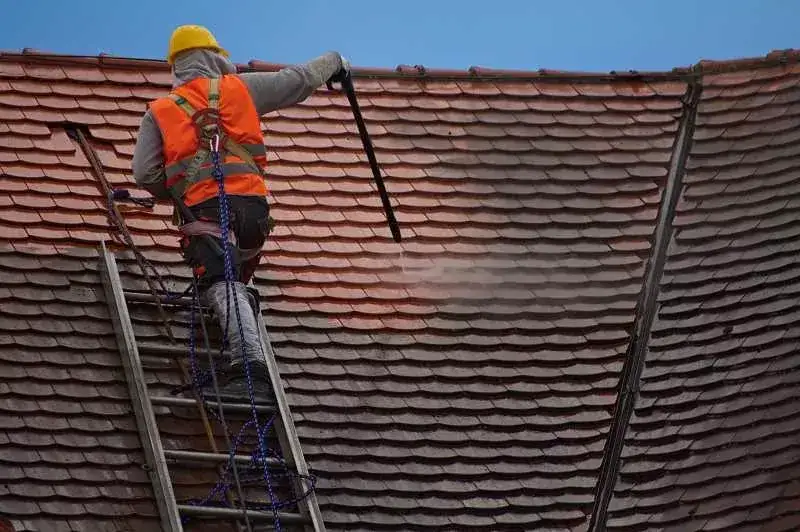 Ile kosztuje mycie dachu? Sprawdź ceny i ukryte koszty usług
