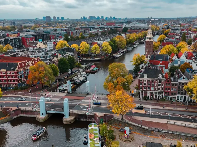 Jesień w Amsterdamie. Czy Holandia jest bezpiecznym krajem? Spokojne kanały, mosty i ruch uliczny sugerują, że tak.
