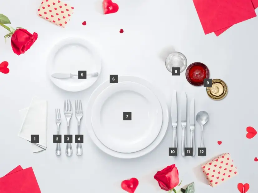 Un ensemble complet pour les art de la table, avec assiettes, couverts, verres et décorations en forme de cœur.