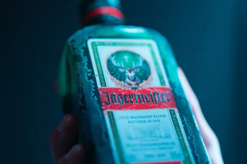 Zimny Jägermeister, alkohol z charakterystycznym jeleniem na etykiecie, gotowy do podania.