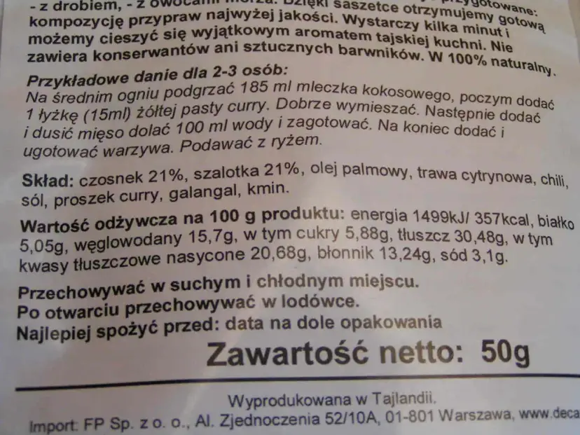 Żółta pasta curry w słoiku, składniki i wartości odżywcze.