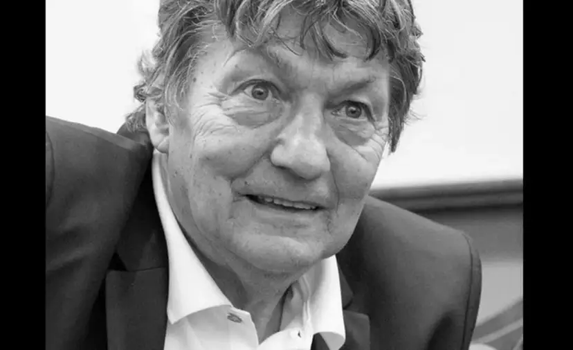 Portret Ryszarda Jedlińskiego w garniturze i białej koszuli. Jego twarz jest lekko uśmiechnięta, a oczy patrzą wprost na widza.