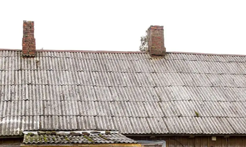 Ile kosztuje zdjęcie eternitu z dachu? Sprawdź, co wpływa na ceny
