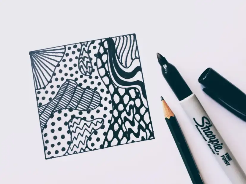Schwarz-weiße Musterzeichnung auf Papier mit Stift und Marker.