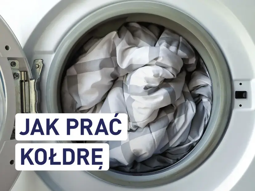 Kołdra w kratkę czeka na pranie w pralce. Dowiedz się, jak prać kołdrę, by była świeża i czysta.