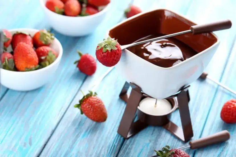 Co do fondue czekoladowego? Najlepsze dodatki i przepisy na deser
