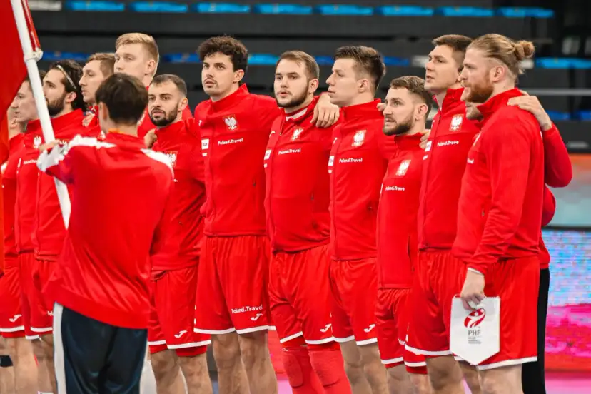 Drużyna piłki ręcznej Polski w czerwonych strojach, gotowa do meczu z Norwegią.