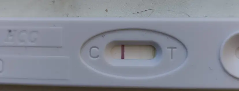Test ciążowy z widocznym zarysem drugiej kreski. Czekam na cud.