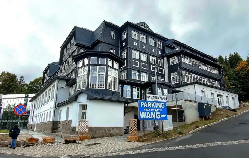 Hotel Sanssouci Karpacz, kiedy otwarcie? Zapytaj o to przy parkingu obok świątyni Wang.
