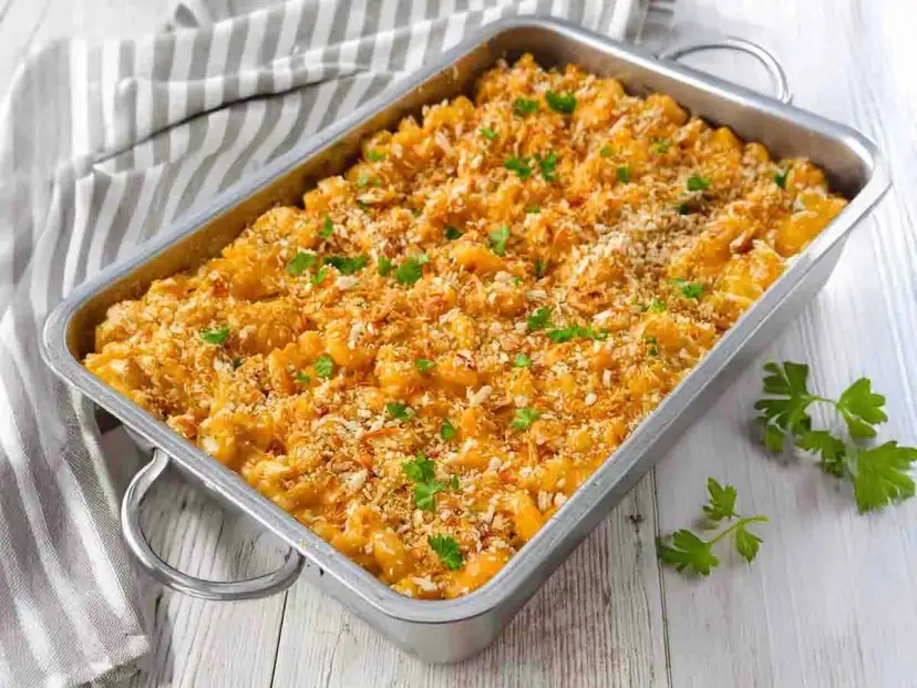 Ein goldbrauner, veganer Auflauf schnell zubereitet, mit knuspriger Kruste und frischer Petersilie garniert.
