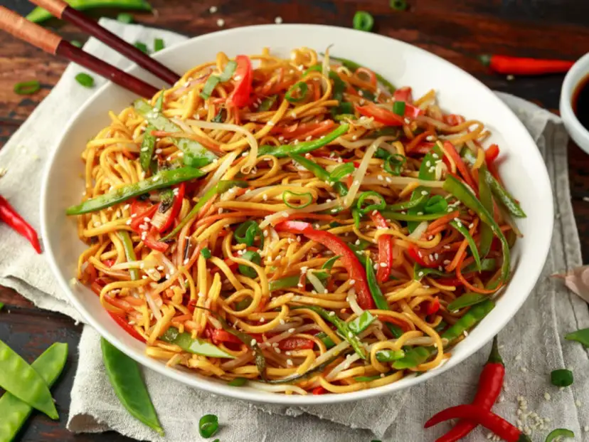 Miseczka makaronu chow mein z warzywami i pałeczkami.
