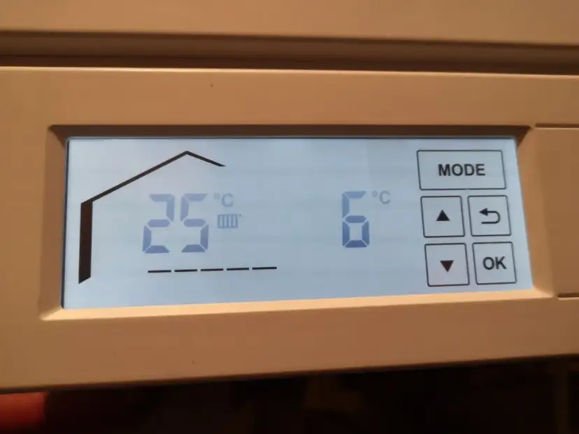 Wyświetlacz sterownika Viessmann. Pokazuje 25°C w domu i 6°C na zewnątrz. Pomocne przy szukaniu instrukcji.