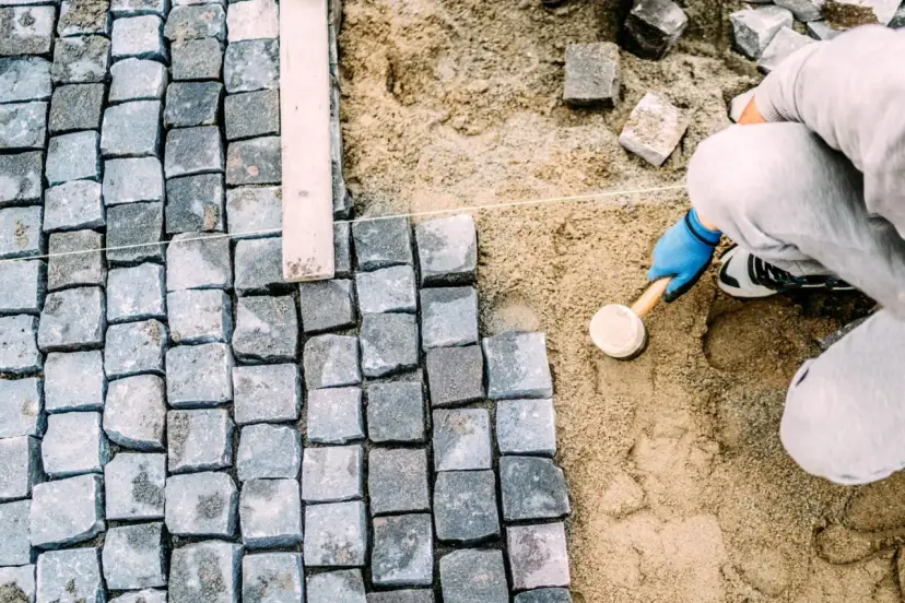 Czym zasypać kostkę brukową, aby uniknąć problemów z nawierzchnią?