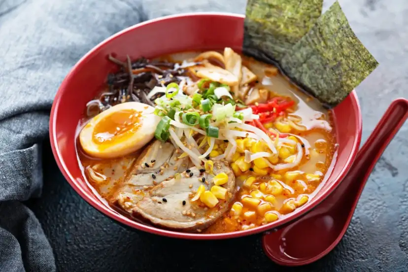 Czy ramen jest zdrowy? Ekspertka radzi, jak jeść bez wyrzutów.