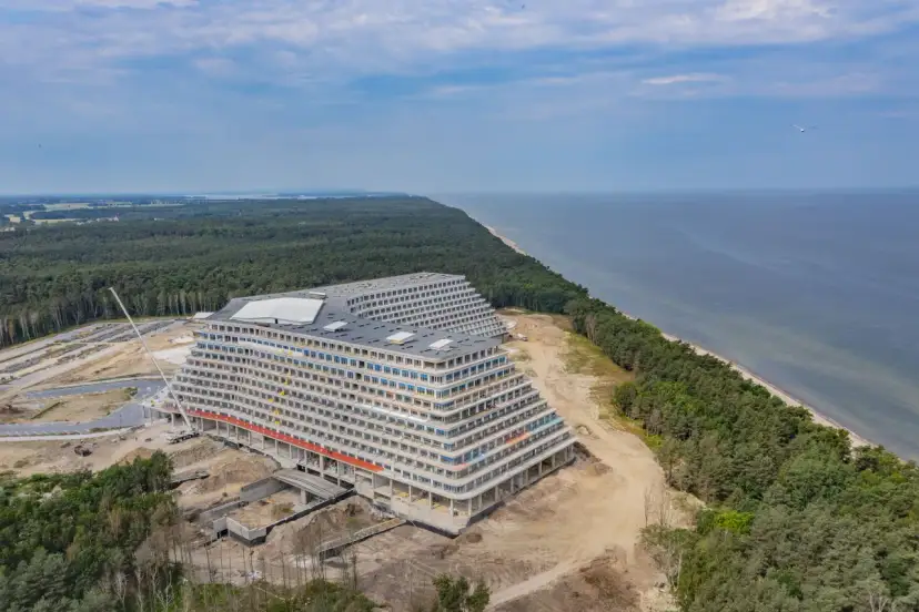 Ogromny hotel Gołębiewski w Pobierowie w budowie, tuż przy lesie i morzu. Trudno oszacować, ile kosztował hotel Gołębiewski w Pobierowie, ale skala budowy robi wrażenie.